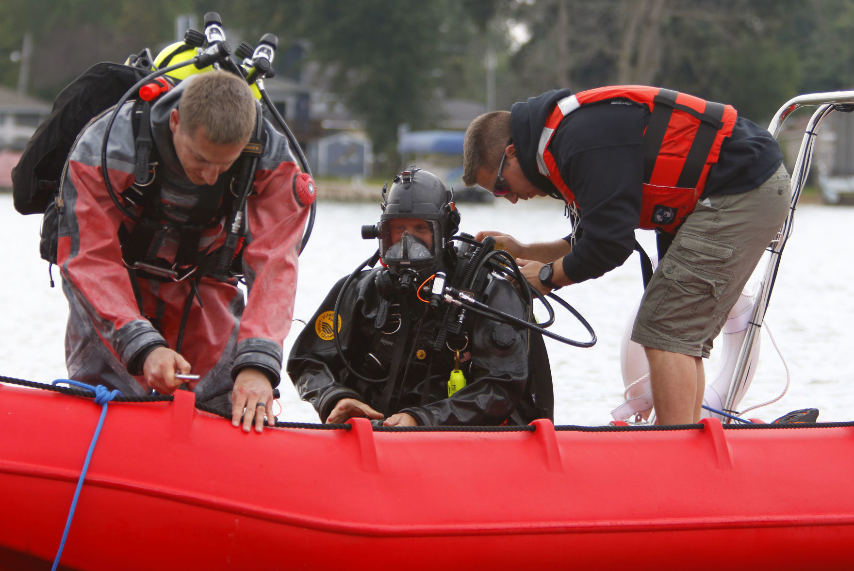 Dive crews train on Cedar Lake